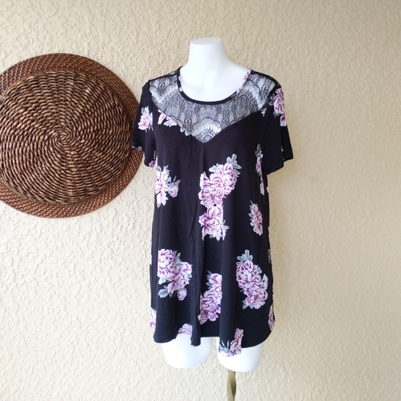 Torrid floral soft tee with lace neckline - Picture 2 of 6